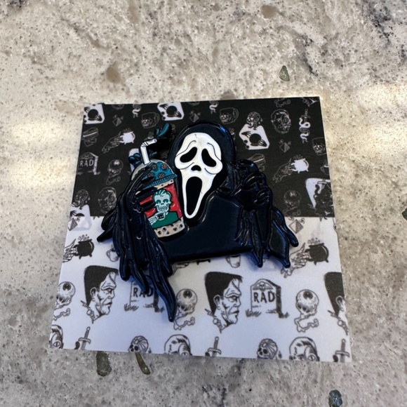 Ghost Face enamel pin with drink - Picture 3 of 5